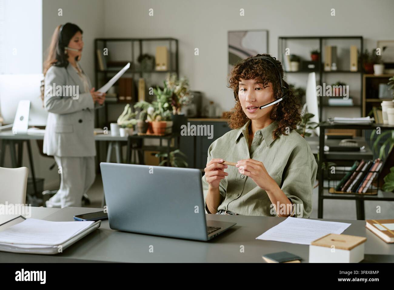Vielfältige weibliche Mitarbeiterinnen verwalten Telemarketing-Operationen Stockfoto