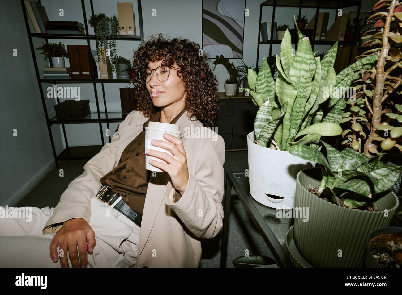 Geschäftsfrau arbeitet in einem modernen Büro und macht eine Kaffeepause Stockfoto