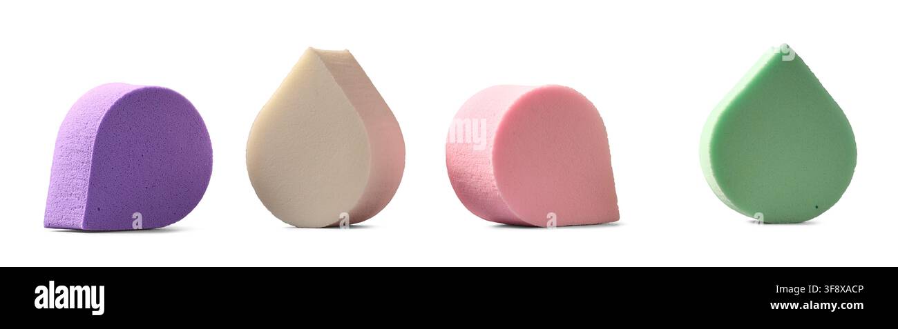 Bunte Make-up-Schwämme isoliert auf weißem Hintergrund, lila, beige, rosa und grüne Kosmetikschwämme in Nahaufnahme Stockfoto