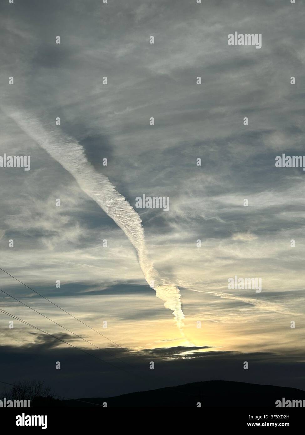 Jetstream am Arizona-Himmel optisches Phänomen während der Monsunzeit ruhige Umgebung abstrakter Hintergrund mit Kopierraum - Smartphone-aufgenommenes Stockfoto