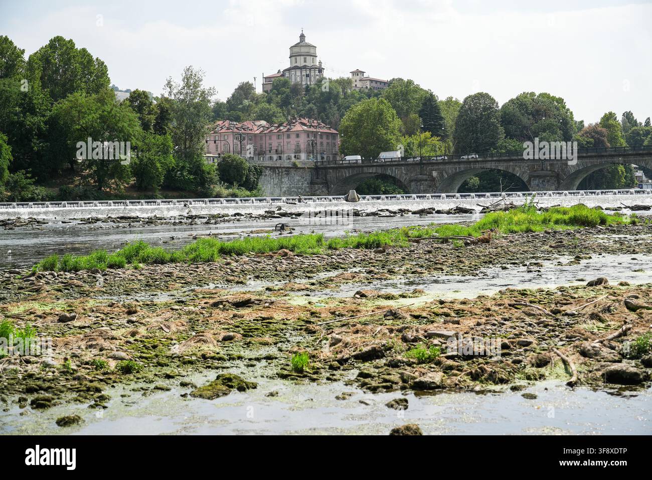 Niedrige Wasserstände im Po in Turin, Italien, mitten in einer Dürre und anhaltend hohen Temperaturen während des außergewöhnlich heißen Sommers 2026. Stockfoto