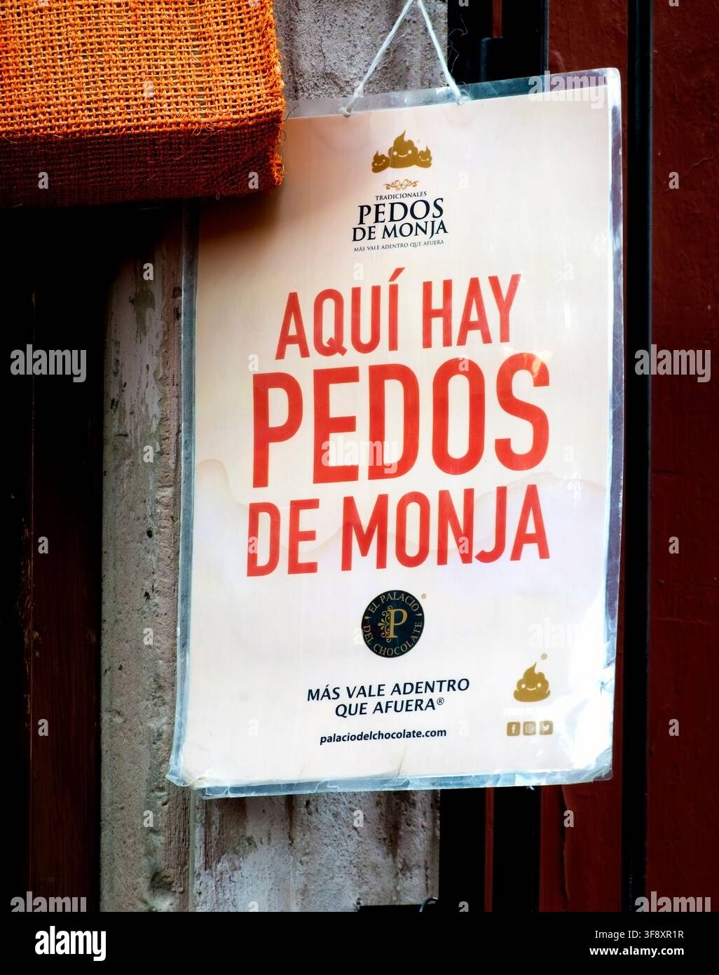 Schild wirbt für Pedos de Monja ("Nonnen-Fürze"), eine traditionelle mexikanische Süßigkeit, in San Miguel de Allende, Guanajuato, Mexiko Stockfoto