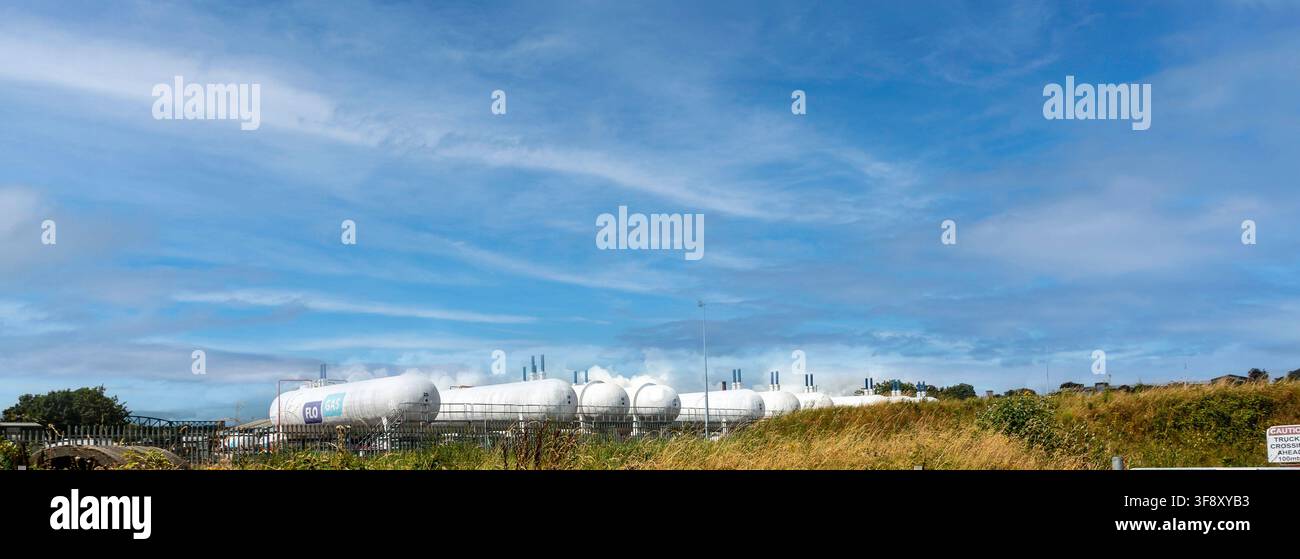Große weiße LPG-Lagertanks am Flogas-Marineterminal in Drogheda stehen unter einem blauen Himmel mit leichten Wolken. Stockfoto