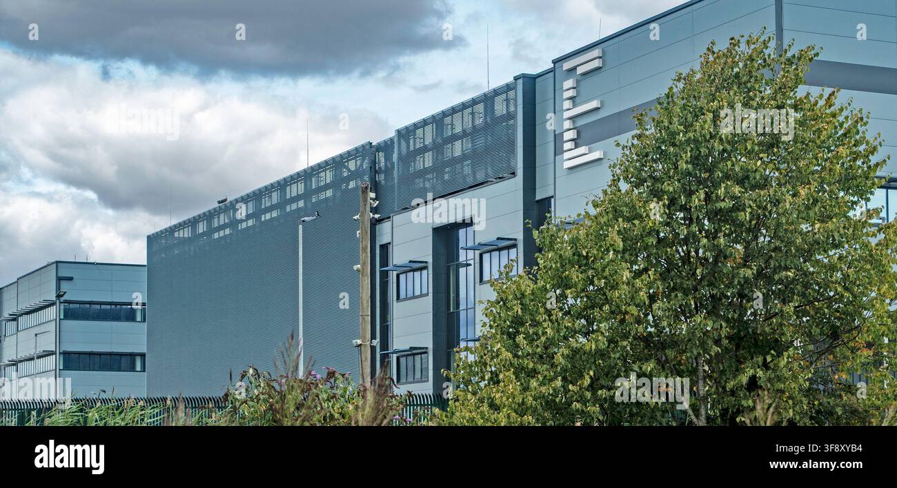 Die moderne Fassade des Echelon Data Centre-Gebäudes in Clondalkin mit einem großen E-Logo und einem grünen Laubbaum. Stockfoto