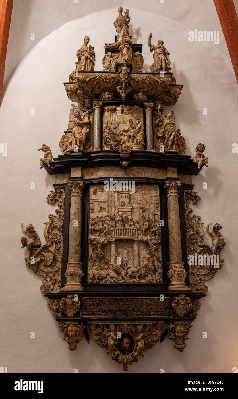 Detailliert geschnitzte Epitaph und Gedenkmal-Kunstwerke, die an einer Wand in der St.-Thomas-Kirche in Leipzig montiert sind, mit bildhauerischen Figuren und Reliefszenen. Stockfoto
