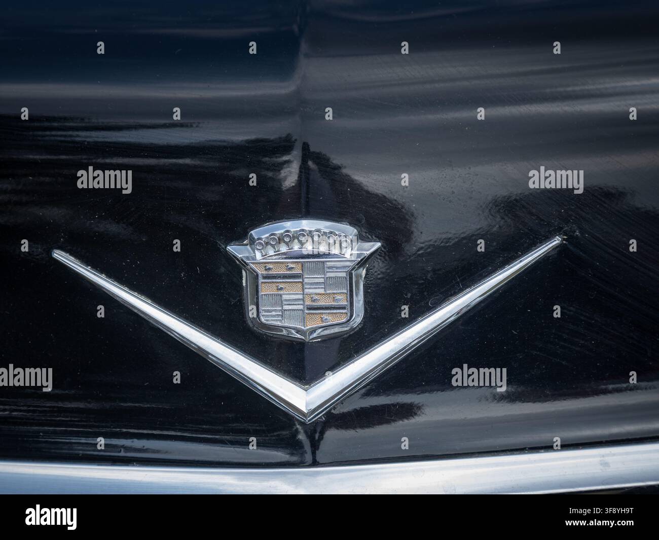 Chrom-Emblem und charakteristisches Front-Design eines klassischen amerikanischen Autos auf der Klamot 2026 Stockfoto