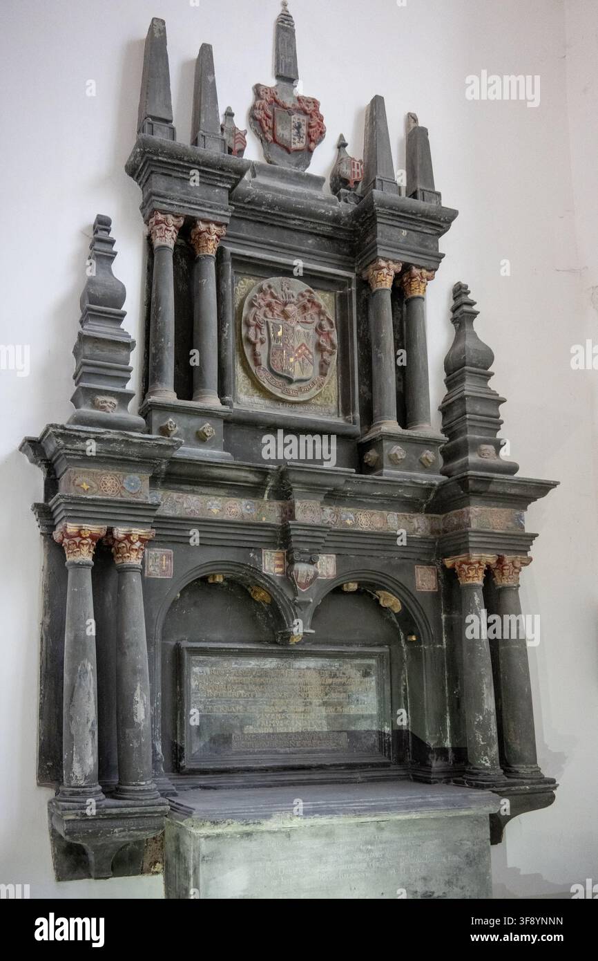 Kilkenny, Irland – 4. Jul 25: Schwarzes und bemaltes Steingrabmal mit Säulen und heraldischen Wappen im St Marys Medieval Mile Museum in Kilkenny Stockfoto