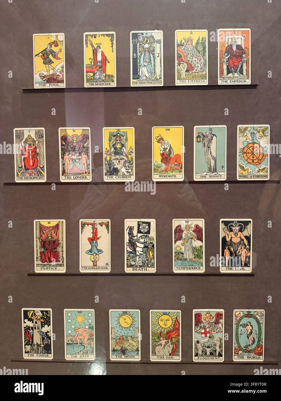 Rider-Waite-Smith-Tarot (Deck C) Großarkana-Trumpfkarten ausgestellt auf der Tarot-Historischen Ausstellung mit dem Titel "Tarot! Renaissance-Symbole, Moderne Visionen" in der Morgan Library in New York City. Stockfoto
