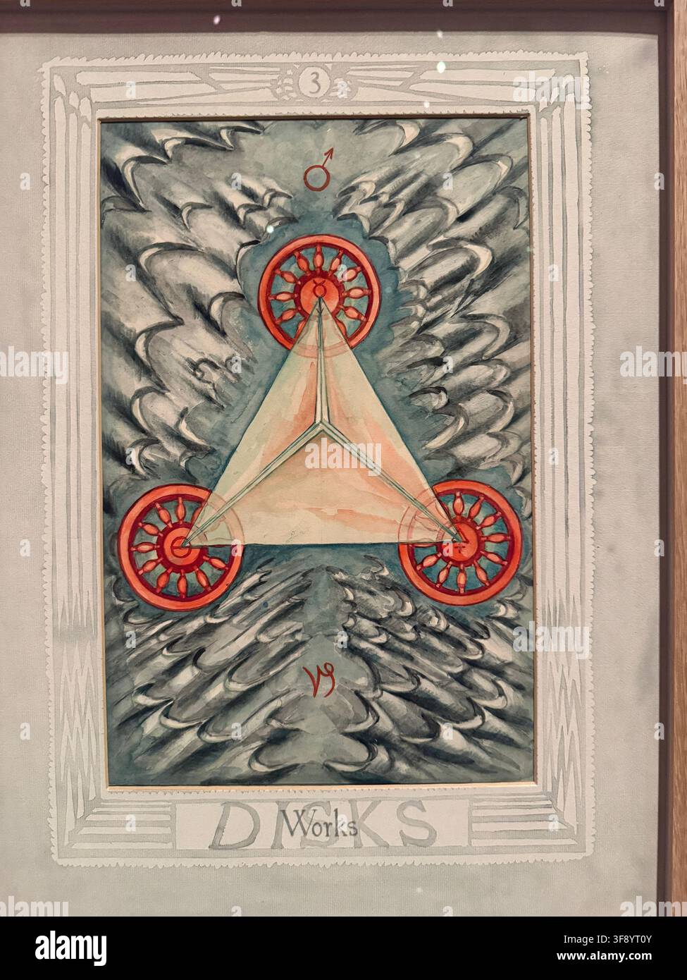 Dieses Bild zeigt das ursprüngliche Aquarell-Kunstwerk für die Drei der Scheiben (Arbeiten) aus dem berühmten Aleister-Crowley-Thoth-Tarotdeck. Gemalt von der Künstlerin Lady Frieda Harris. Tarot-Historische Ausstellung namens „Tarot! Renaissance-Symbole, moderne Visionen“ in der Morgan Library in New York City. Stockfoto