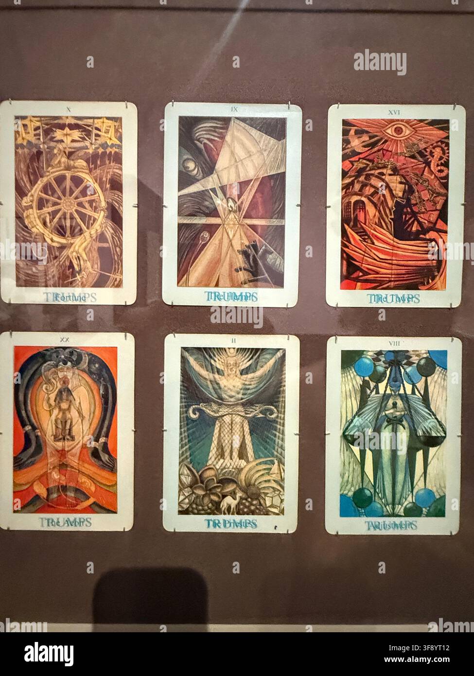 Das Aleister Crowley Thoth Tarot Deck ist ein berühmtes 78-Karten-esoterisches Tarot-Deck. Es wurde von der Künstlerin Lady Frieda Harris zwischen 1938 und 1943 nach Anweisungen des Okkultisten Aleister Crowley gemalt. Historische Tarot-Ausstellung namens "Tarot! Renaissance-Symbole, moderne Visionen" in der Morgan Library in New York City. Stockfoto