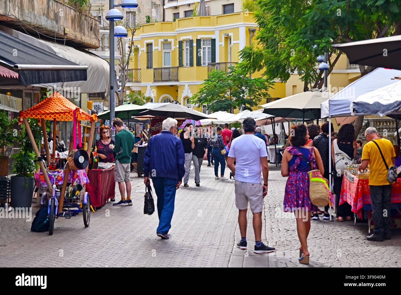TEL AVIV YAFO - NOV 22 2022: Israelische Menschen einkaufen auf dem Nachalat Binyamin Kunstmarkt in Tel Aviv, Israel. Öffnet zweimal pro Woche, es ist einer der besten p Stockfoto