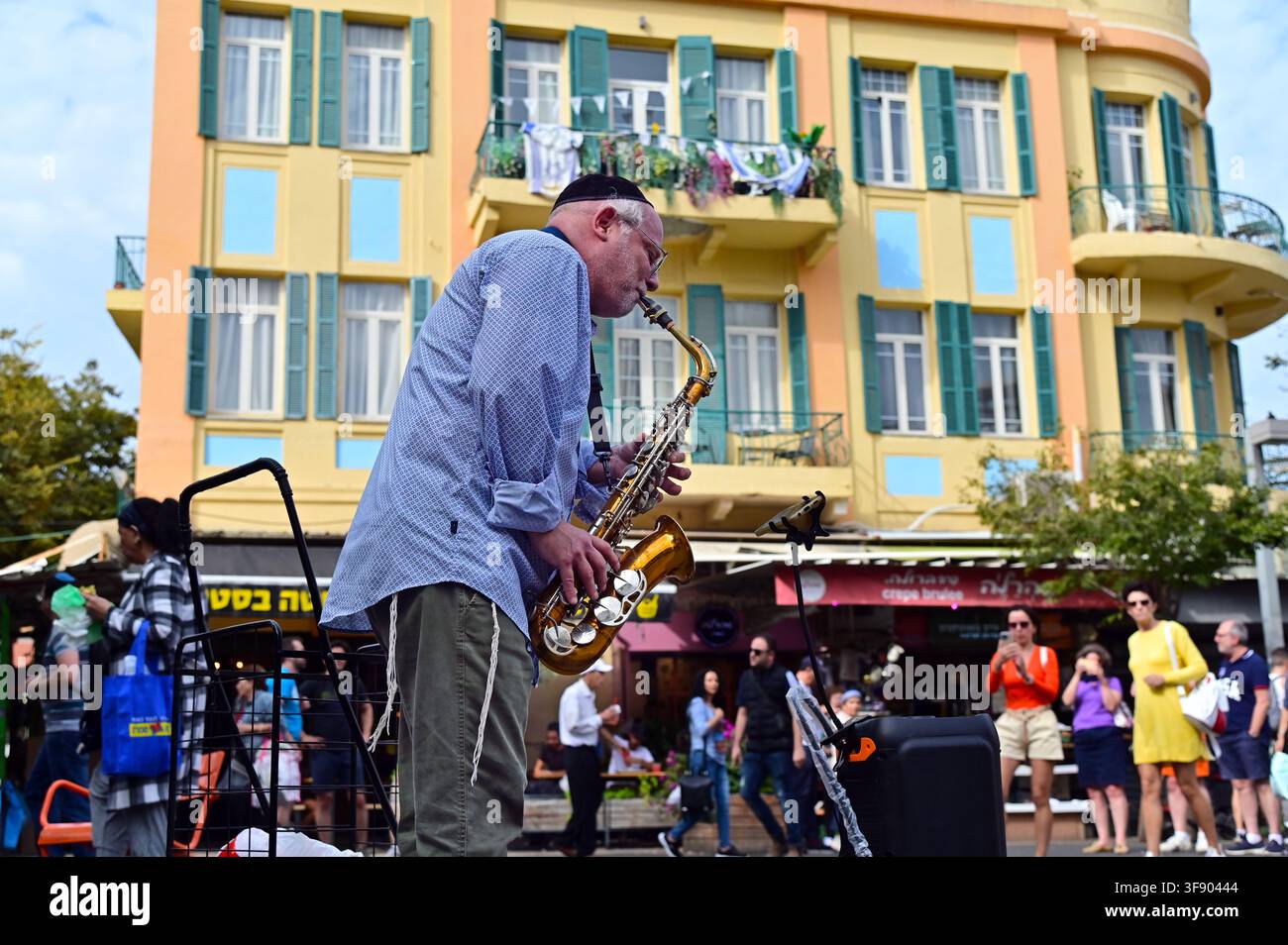 TEL AVIV YAFO - NOV 22 2022: Jüdischer Saxophonist spielt Musik auf der Straße. Die Musik Israels ist eine Kombination aus jüdischen und nicht-jüdischen Musiktraditionen th Stockfoto