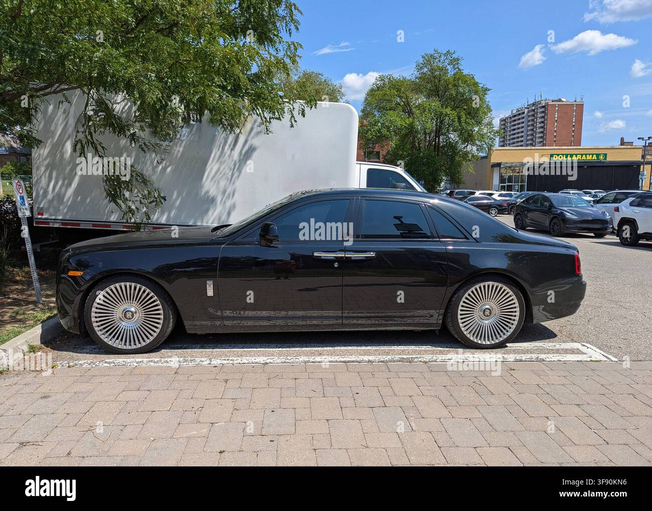 Rolls Royce auf dem Parkplatz eines Dollar-Ladens Stockfoto
