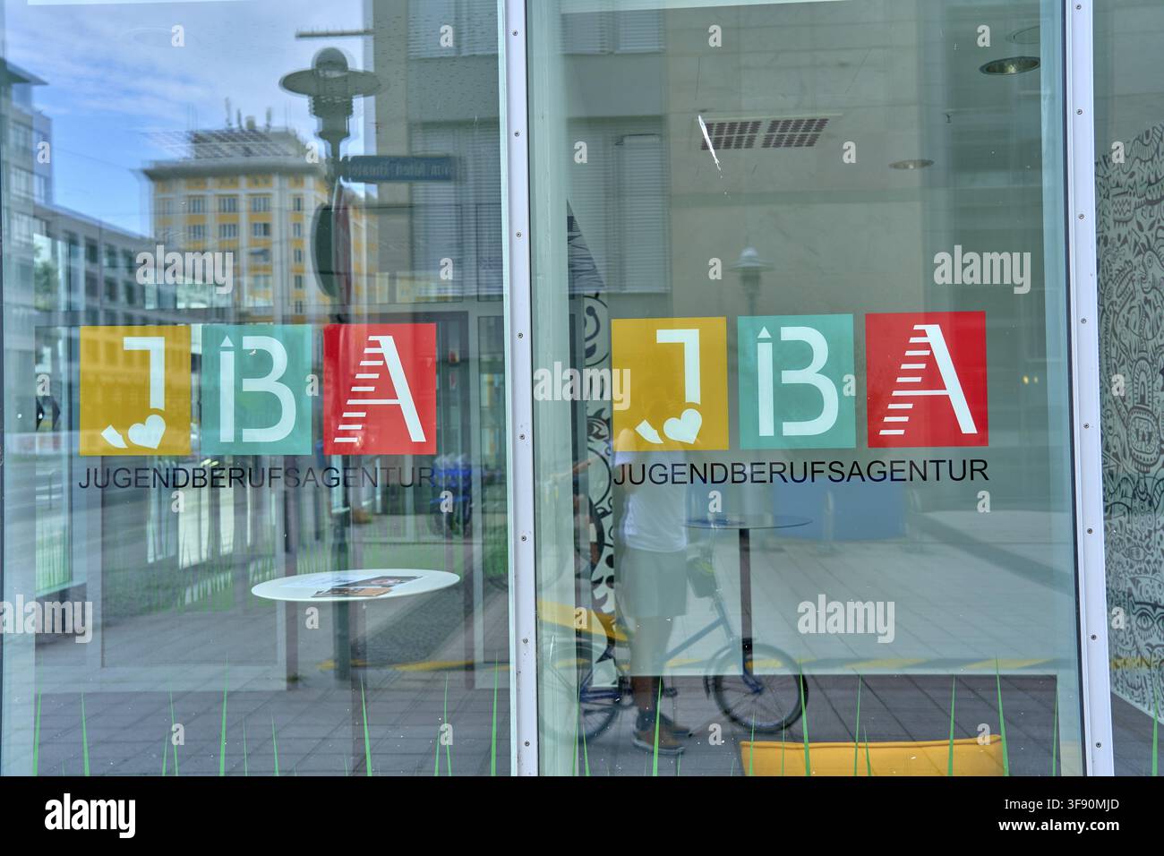 Jugendarbeitsagentur JBA Magdeburg Symbol für Perspektiven für junge Menschen und Jugendkultur auf dem Arbeitsmarkt als Metapher für die Zukunft und Bildung Stockfoto