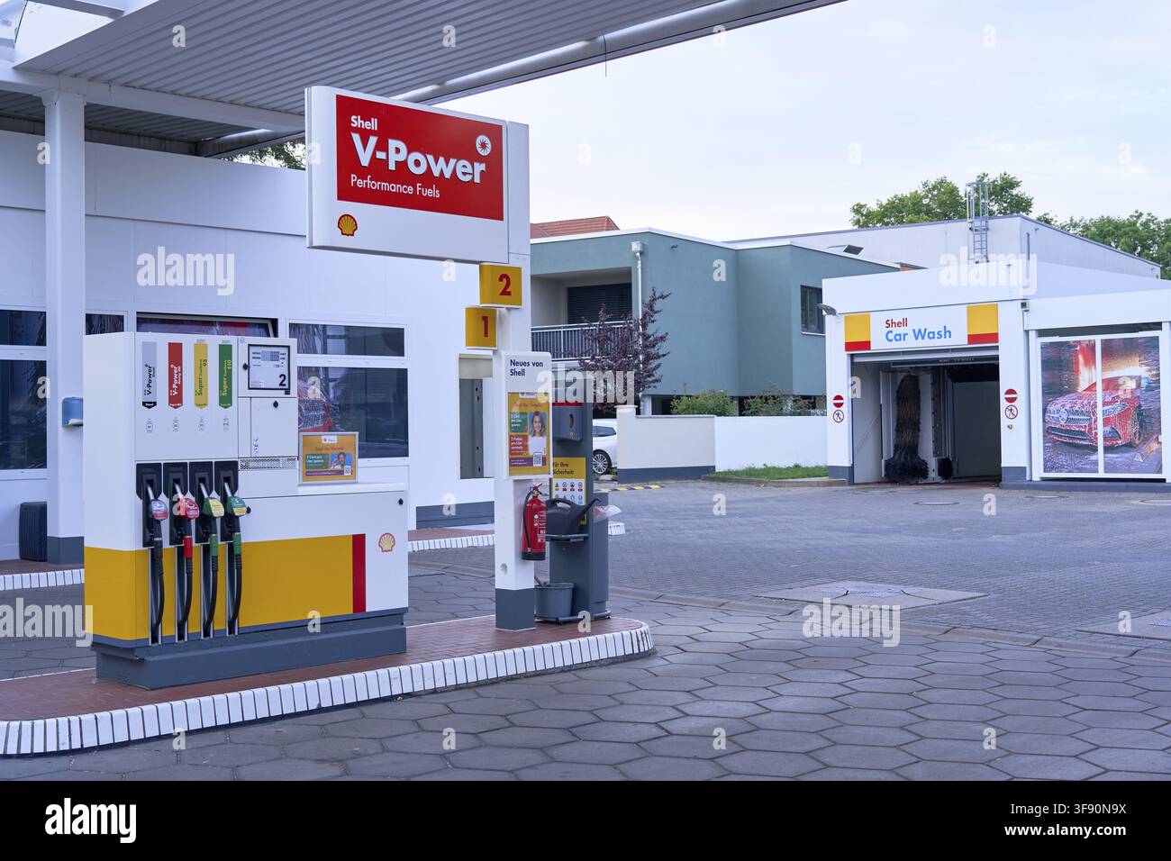 V-Power an einer Shell-Tankstelle als Symbol für Energieversorgung und Mobilität im Alltag in Magdeburg, Sachsen-Anhalt, als Metapher für fossile Brennstoffe, Auto Stockfoto