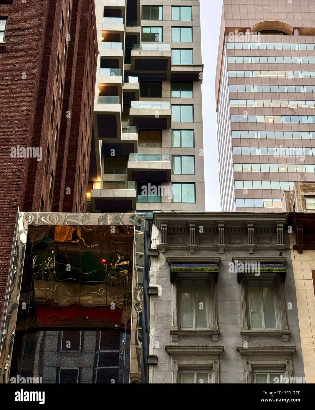 Einige Architekturstile Manhattans in einem einzigen Bild dargestellt Stockfoto