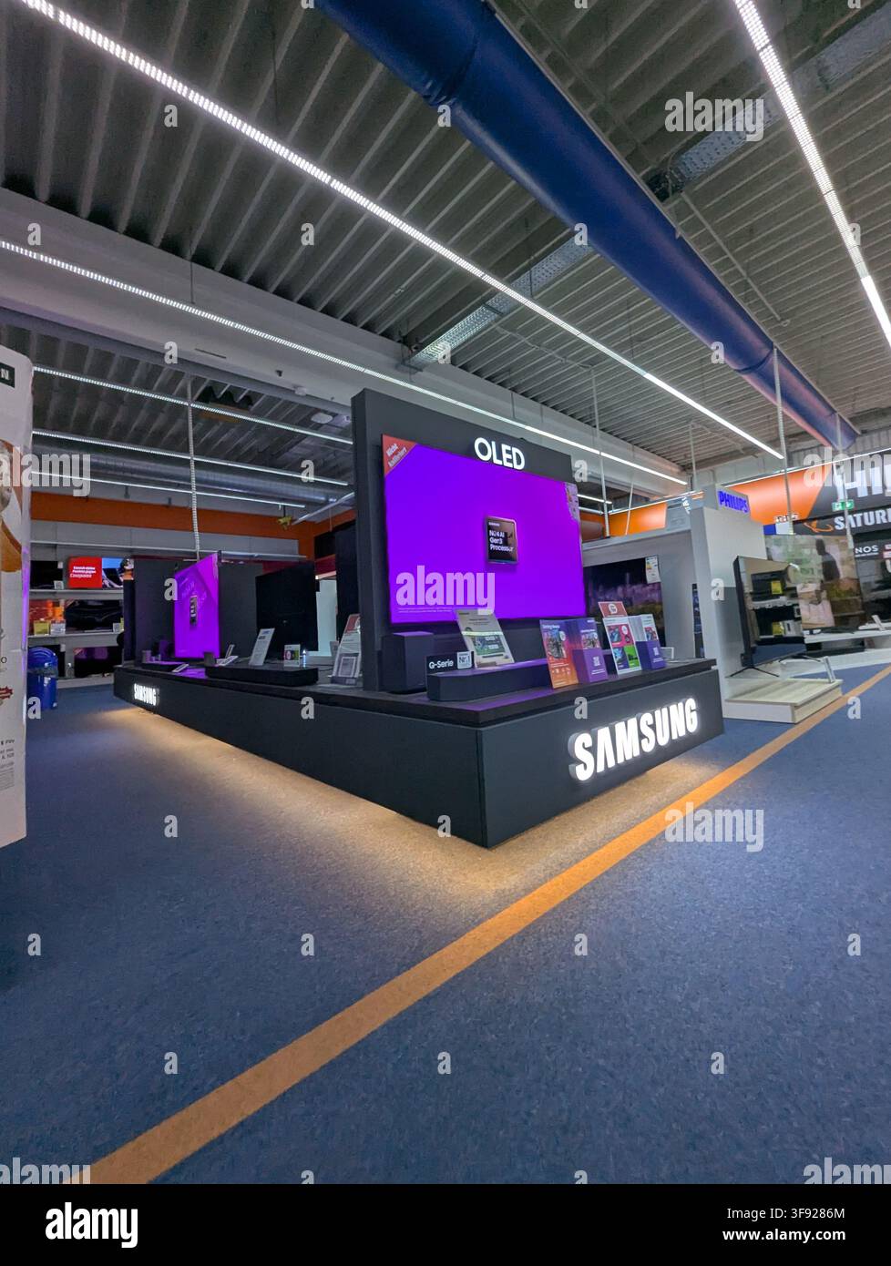 Pforzheim Deutschland 13. August 2026 Samsung OLED-Display, das in einem Elektronikgeschäft ausgestellt ist, mit Samsung OLED-Fernseher, Lautsprechern, Informationskarten, von der Seite Stockfoto