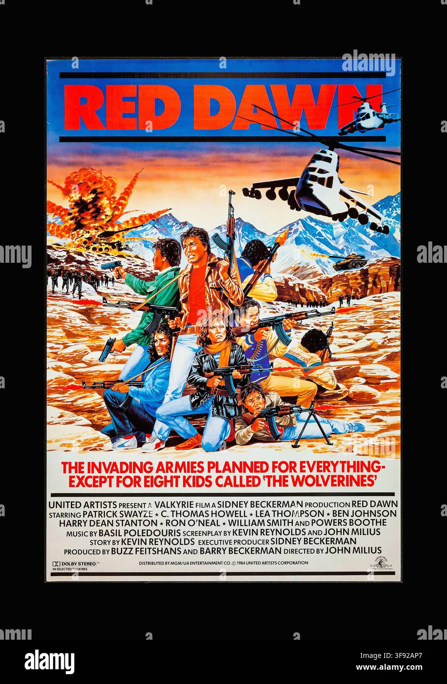 REDDAW DIE EINMARSCHENDEN ARMEEEN HATTEN FÜR ALLES GEPLANT - AUSSER FÜR ACHT KINDER NAMENS DIE WOLVERINES' UNITED ARTISTS PRÄSENTIERT EINEN VALKYRIE-FILM EINE SIDNEY BECKERMAN-PRODUKTION RED DAWN MIT PATRICK SWAYZE * C. THOMAS HOWELL * LEA THOMPSON * BEN JOHNSON HARRY DEAN STANTON * RON O'NEAL * WILLIAM SMITH UND POWERS BOOTHE MUSIK VON BASIL POLED OURIS DREHBUCH VON KEVIN REYNOLDS UND JOHN MILIUS GESCHICHTE VON KEVIN REYNOLDS LEITENDER PRODUKTOR SIDNEY BECKERMAN PRODUZIERT VON BUZZ FEITSHANS UND BARRY BECKERMAN REGIE VON JOHN MILIUS DO DOLBY STEREO ™ VERTRIEB DURCH MGM/UA ENTERTAINMENT CO. © 1984 UNITED ARTISTS CORPO Stockfoto