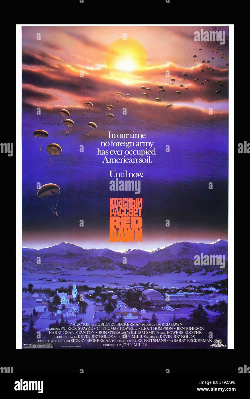 In unserer Zeit hat keine ausländische Armee jemals amerikanischen Boden besetzt. Bis jetzt. PACCBET DATN VALKYRIE FILM EINE SIDNEY BECKERMAN PRODUKTION RED DAWN MIT PATRICK SWAYZE * C. THOMAS HOWELL + LEA THOMPSON + BEN JOHNSON HARRY DEAN STANTON * RON O'NEAL * WILLIAM SMITH UND POWERS BOOTHE DREHBUCH VON KEVIN REYNOLDS UND JOHN MILIUS GESCHICHTE VON KEVIN REYNOLDS LEITENDER PRODUKTOR SIDNEY BECKERMAN PRODUZIERT VON BUZZ FEITSHANS UND BARRY BECKERMAN REGIE VON JOHN MILIUS - Originales Filmposter Stockfoto