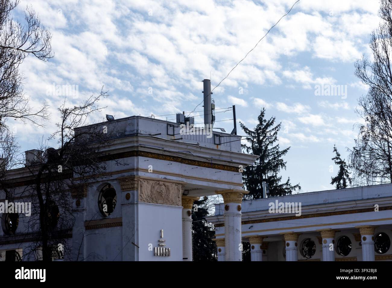 Kiew, Ukraine - 22. März 2026: Historisches Parktor mit traditionellen Säulen und aufwendigen Stuckdetails steht unter einem hellen Himmel, um die K Stockfoto