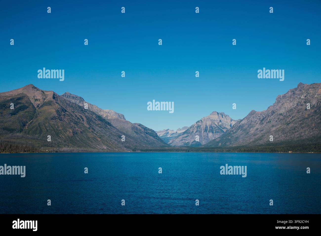 Gebirgszug über dem tiefblauen Lake McDonald Stockfoto