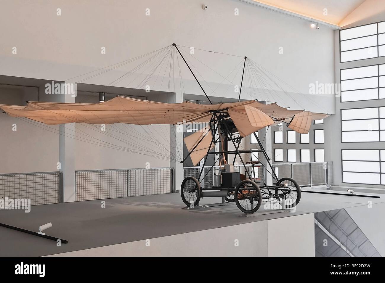 Ein frühes experimentelles Flugzeug mit fledermausartigen Stoffflügeln und Drahtverspannung in einer modernen Luftfahrtmuseumsgalerie ausgestellt. Stockfoto