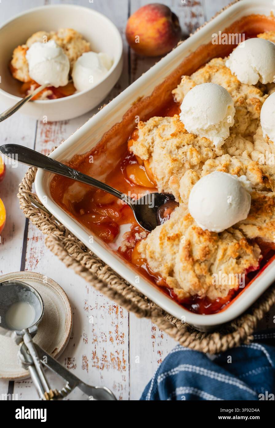 Nahaufnahme von frischem hausgemachtem Pfirsichkuchen mit Vanilleeis Stockfoto