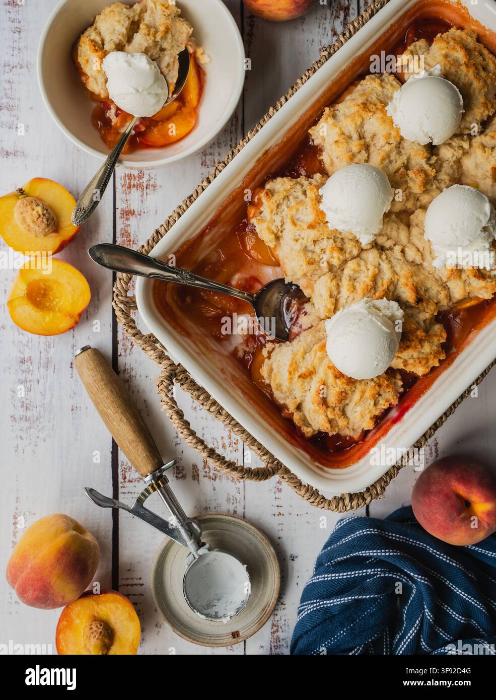 Köstlicher hausgemachter Pfirsich-Cobbler mit Vanilleeis von oben Stockfoto