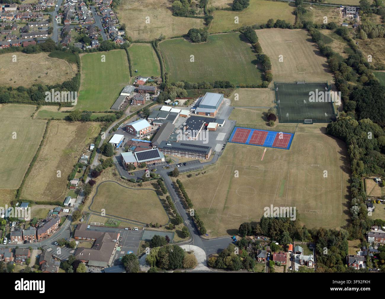 Luftbild der Bishop Rawstorne Church of England Academy, einer weiterführenden Schule in Leyland, Lancashire Stockfoto
