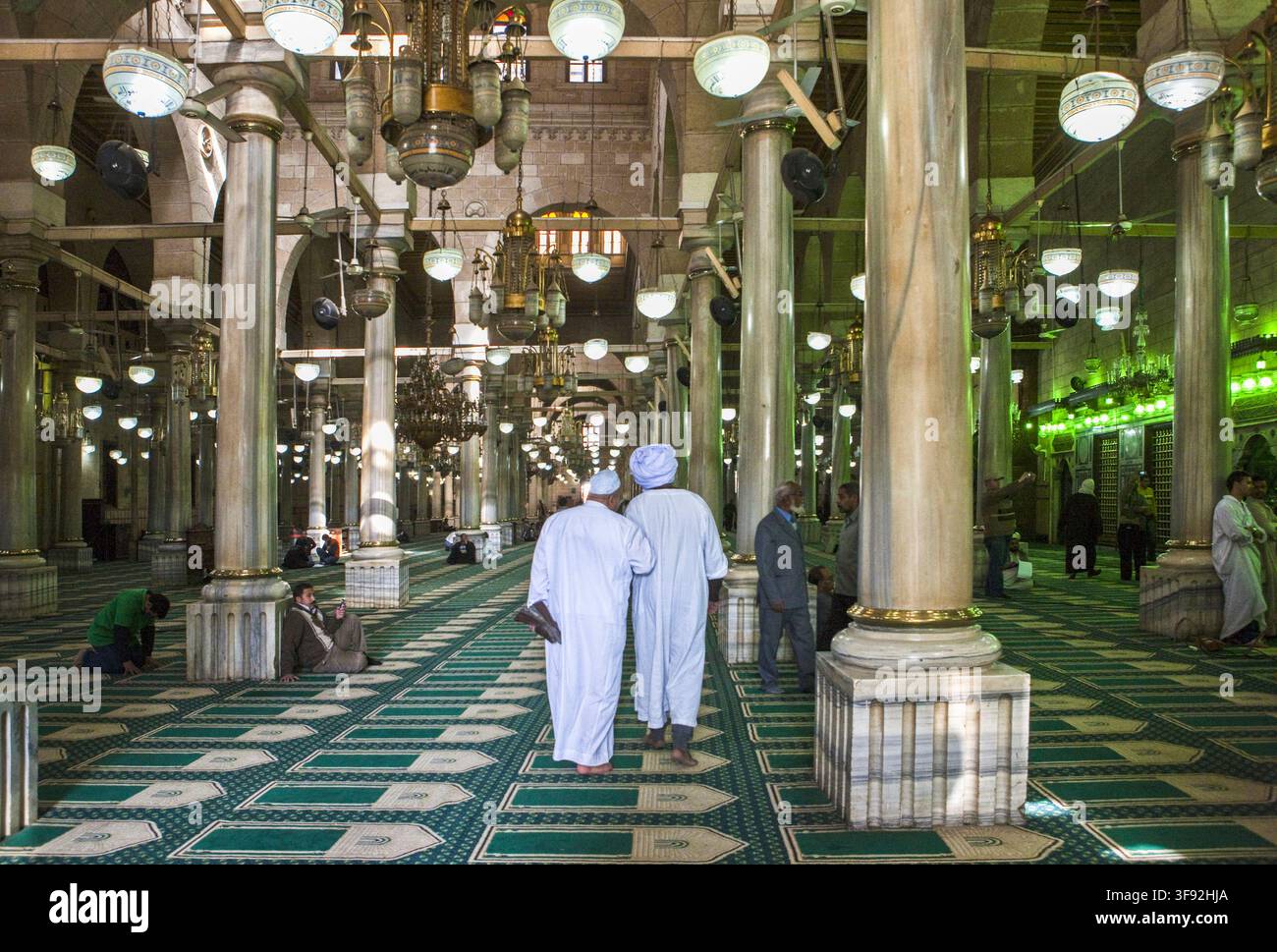 Ägypten, Kairo, Einheimische in der Alemam Al Hussein Moschee Stockfoto