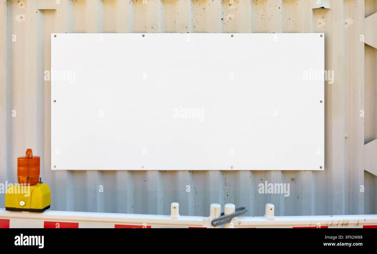 Leeres weißes Schild auf einem Baustellencontainer, das als Design-Vorlage dient Stockfoto