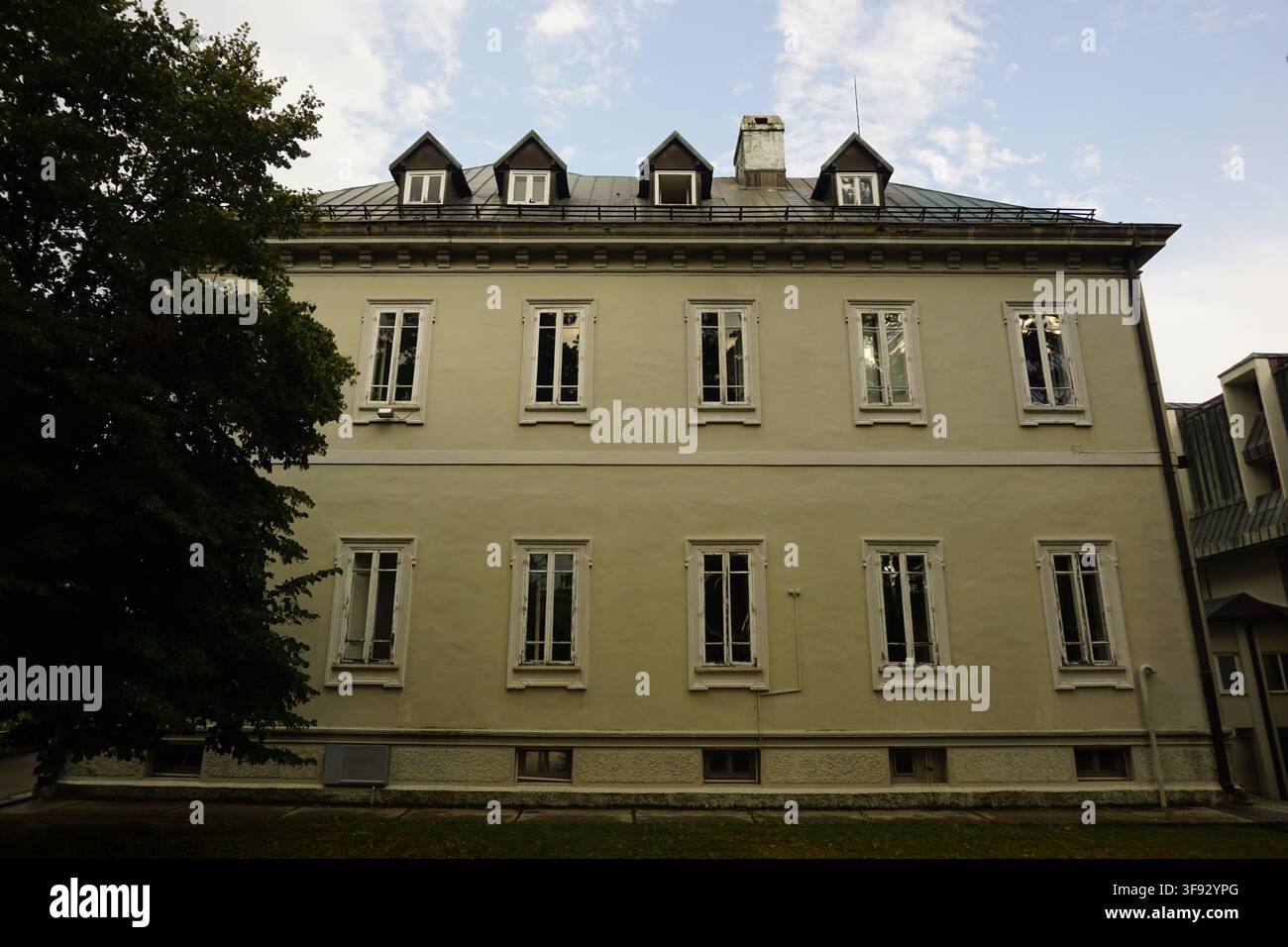 Cetinje, Montenegro: Zentrale Nationalbibliothek Djurdje Crnojevic (Italienische Botschaft) Stockfoto