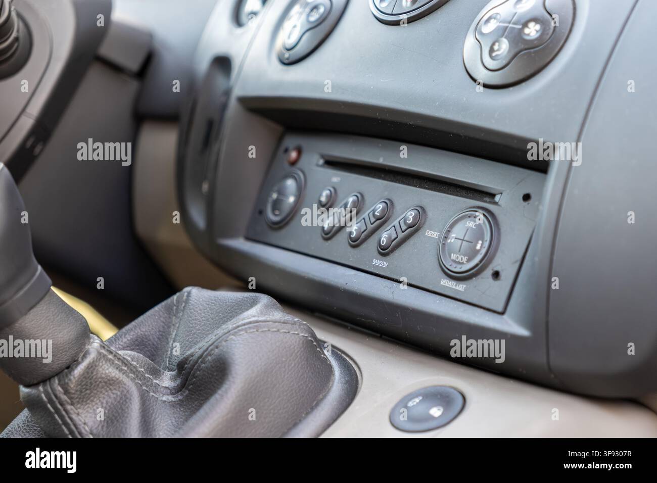 Nahaufnahme eines integrierten Auto-Audio-Systems mit numerischen Tasten und einem Schalthebel, das moderne Fahrzeugnutzung und die wesentlichen Mechanismen vermittelt Stockfoto