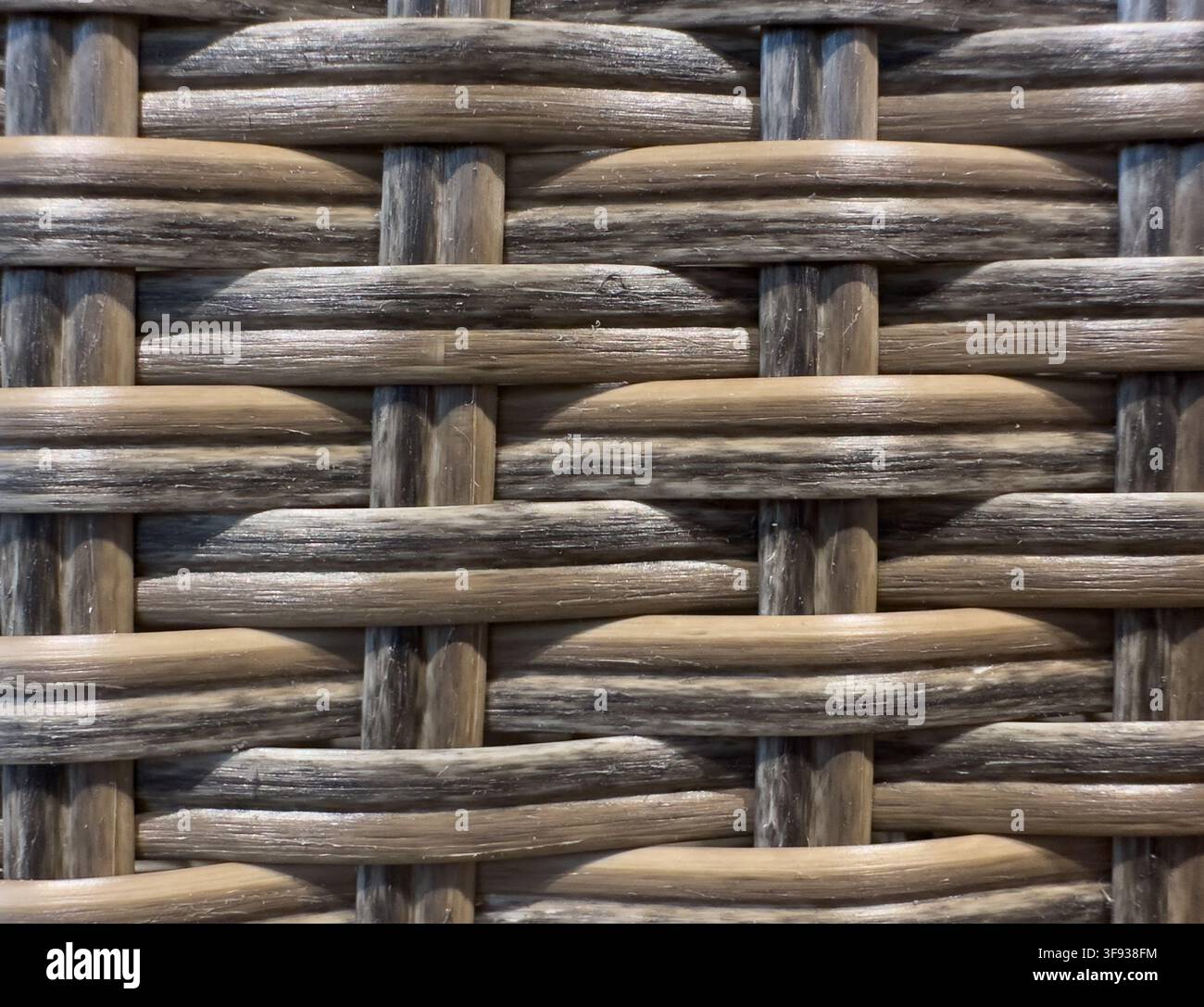 Nahaufnahme von verwitterten Holzstufen mit reichhaltiger natürlicher Textur, rauen Holzoberflächen und subtilen Highlights. Rustikaler Holz-Hintergrund geeignet für Natur, Stockfoto