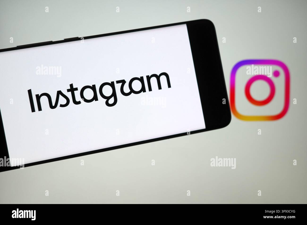 Instagrams neues offizielles Wortzeichen, das auf einem Smartphone-Bildschirm nach einem visuellen Identitätsupdate angezeigt wird Stockfoto