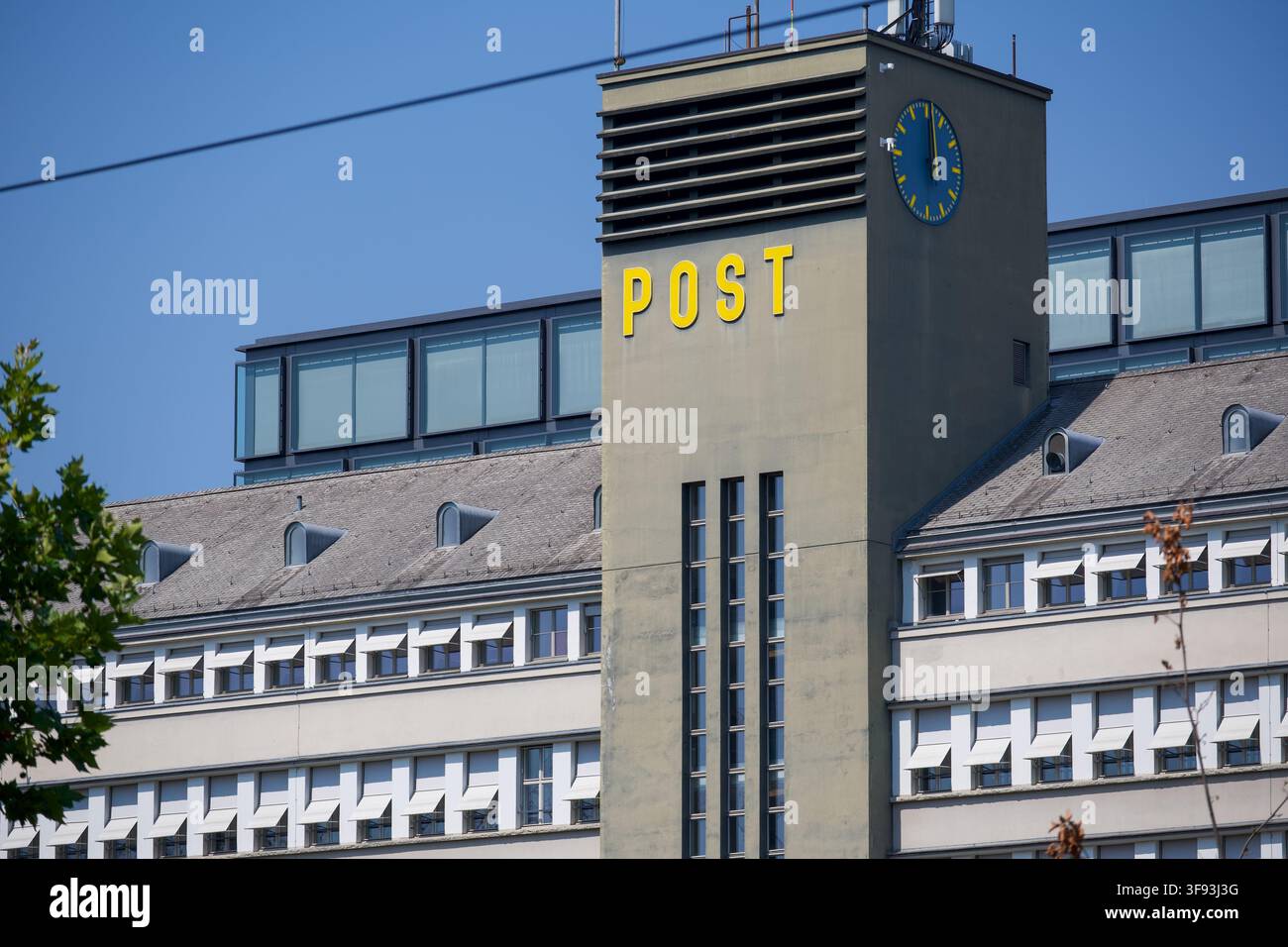 Zürich, Schweiz - 30. Juli 2026: Historische Uhrturmfassade des Sihlpost-Gebäudes in der Nähe des Hauptbahnhofs Zürich mit der ikonischen gelben POST Stockfoto