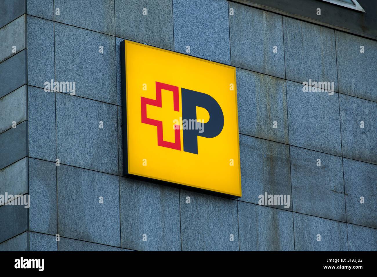 Bellinzona, Ticino, Schweiz - 3. Juli 2026: Gelbes Logo der Schweizer Postgesellschaft auf einer Granitsteinfassade montiert Stockfoto