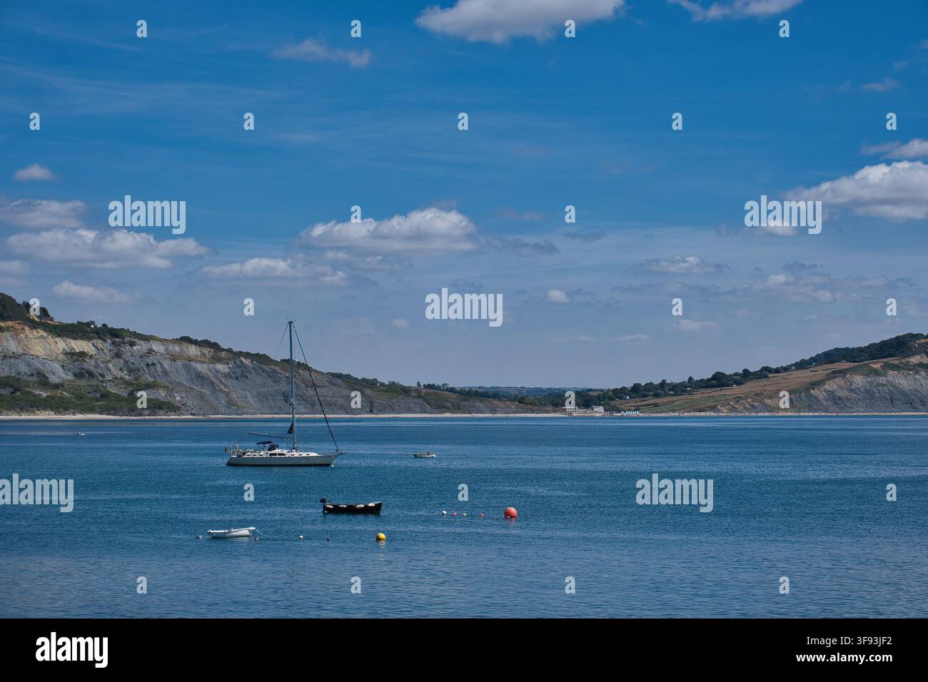 Blick auf den Strand von Charmouth von Lyme Regis, Dorset im Sommer Stockfoto
