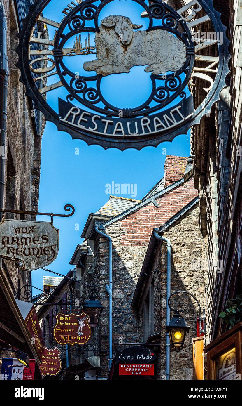 Frankreich, Normandie, Anzeichen von laden und Restaurants für Touristen in der mittelalterlichen Dorf Mont St Michel Stockfoto