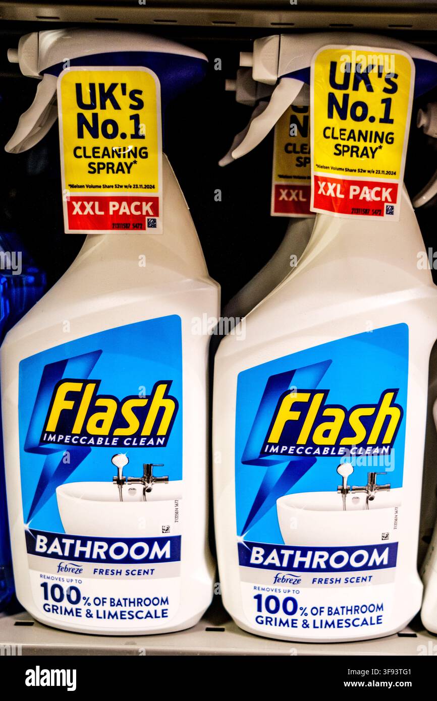 London UK, 14. August 2026, Nahaufnahme eines Flash-Badezimmerreinigungssprays auf einem Regal im Supermarkt Waitrose Stockfoto
