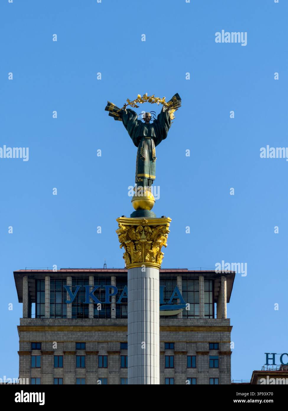 Kiew, Ukraine - 15. März 2026: Verzierter Brunnen der Berehynia, die einen Holunderzweig über einer monumentalen Säule hält, der Frieden und Unabhängigkeit symbolisiert Stockfoto