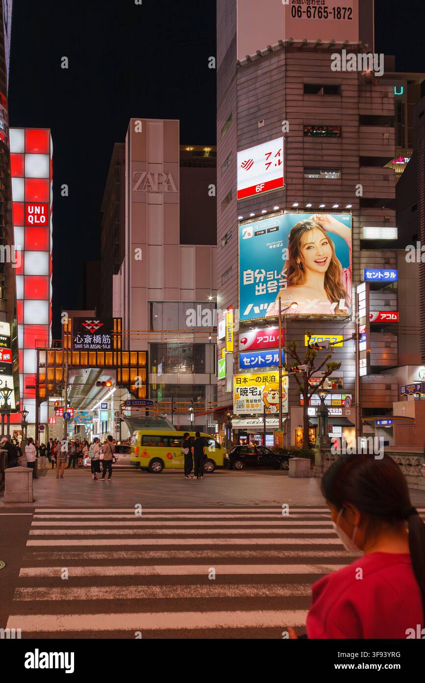 Lebendige Nachtansicht der Straße mit Neonreklamen und Einkaufszentren im Bezirk Shinsaibashi in Osaka, Japan. Stockfoto