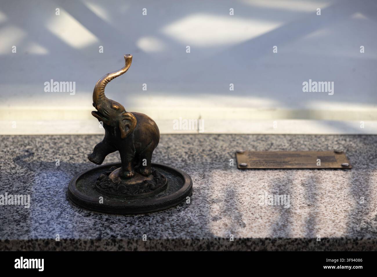 Kiew, Ukraine – 15. März 2026: Verschnörkelte Bronze-Elefantenfigur mit gehobener Trunk, die auf einer Steinoberfläche ruht und ein friedliches Symbol des Wohlstands einfängt Stockfoto