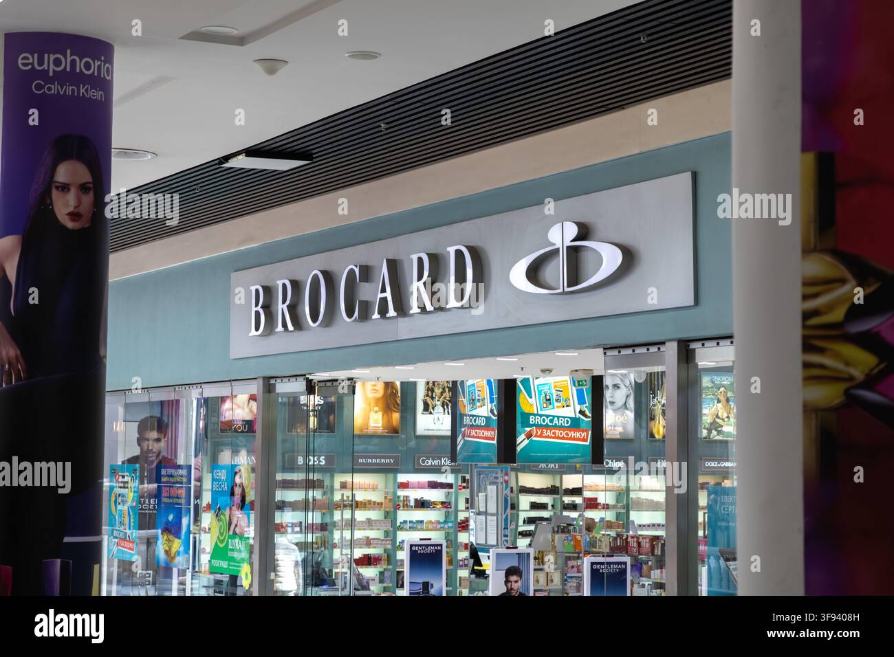 Kiew, Ukraine - 15. März 2026: Schaufenster eines Brocard-Einzelhandelsladens in einem hellen Einkaufszentrum, das berühmte Designerparfüms und Schönheitsprodukte für Luxusgüter führt Stockfoto