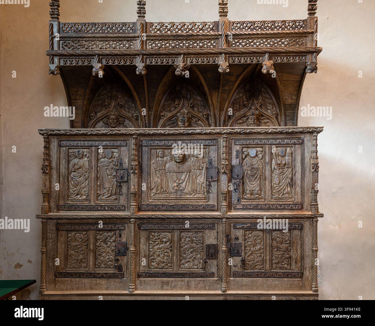 Das Innere der historischen Chapelle Saint-Gonéry in Plougrescant, in der bretonischen Küstenregion Côtes-d'Armor in Frankreich. Stockfoto