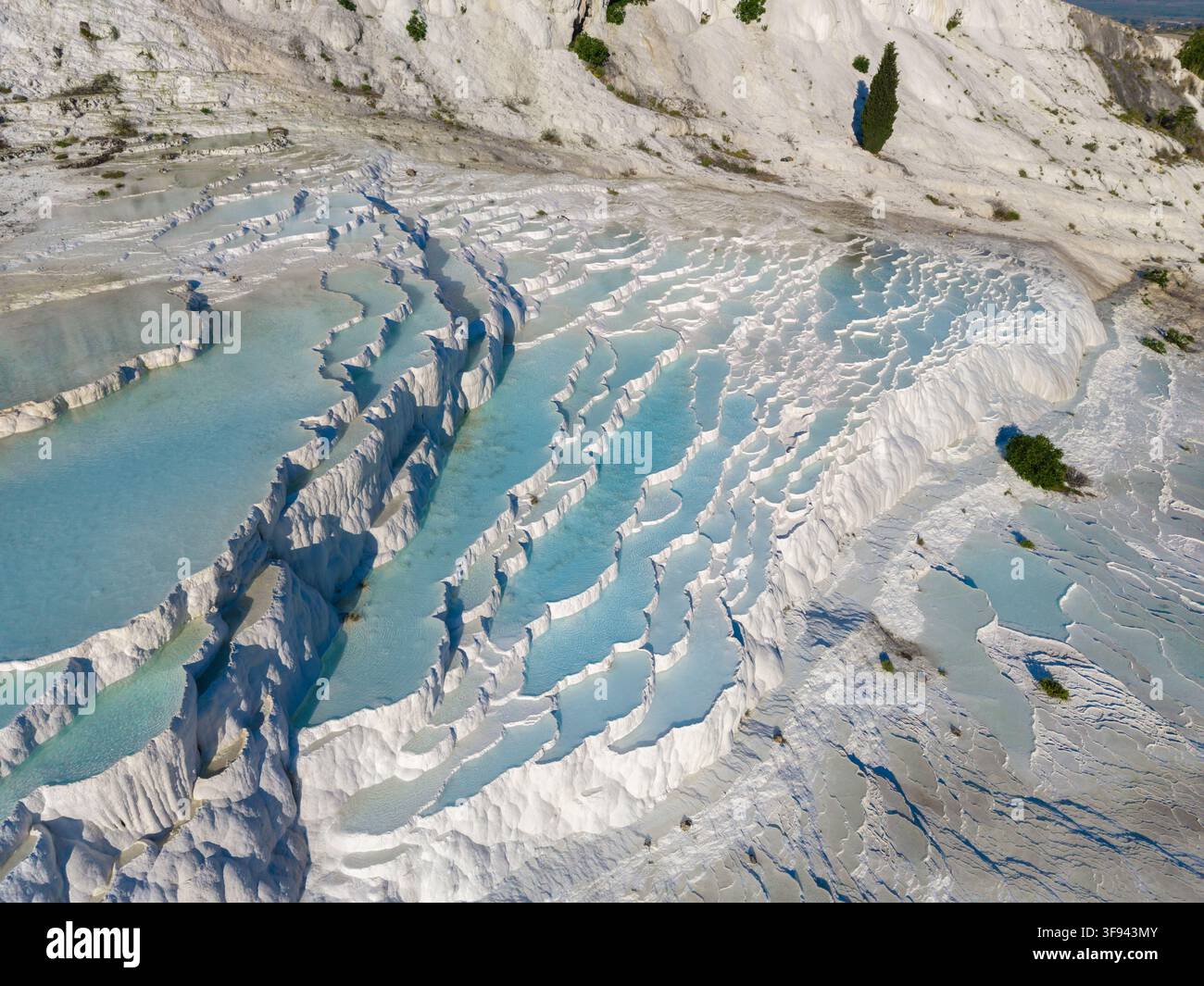 Pamukkale in der Türkei bietet atemberaubende weiße Travertinterrassen, die durch mineralreiche Thermalwasser gebildet wurden. Stockfoto