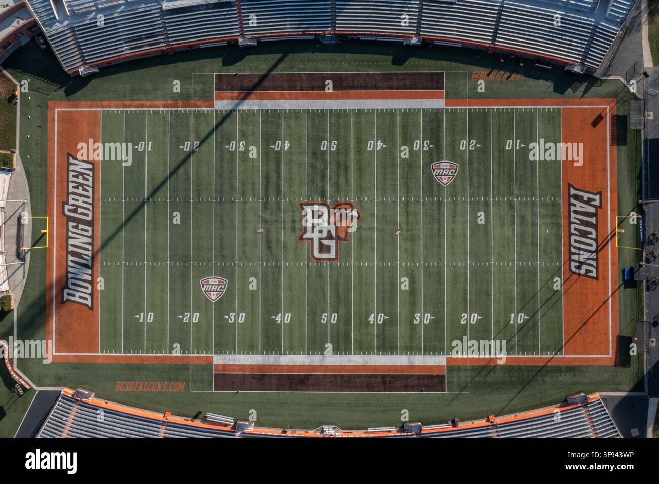 Bowling Green, Ohio, Vereinigte Staaten - 07. November 2021: Luftaufnahme des Doyt L. Perry Stadiums an der Bowling Green State University, das Football-Feld zeigt Stockfoto