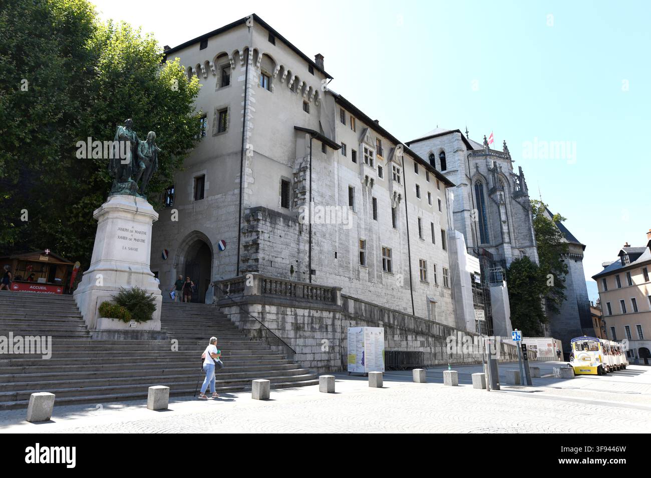 Chambéry, Schloss der Herzöge von Savoyen (11. Jahrhundert und später) und Sainte-Chapelle (rechts). Savoyen, Auvergne-Rhône-Alpes, Frankreich. Stockfoto