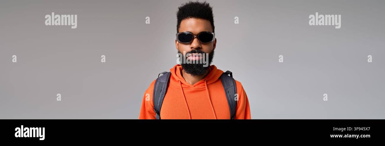 Ein stilvoller junger Mann posiert selbstbewusst in modischer warmer Kleidung im Innenraum. Stockfoto