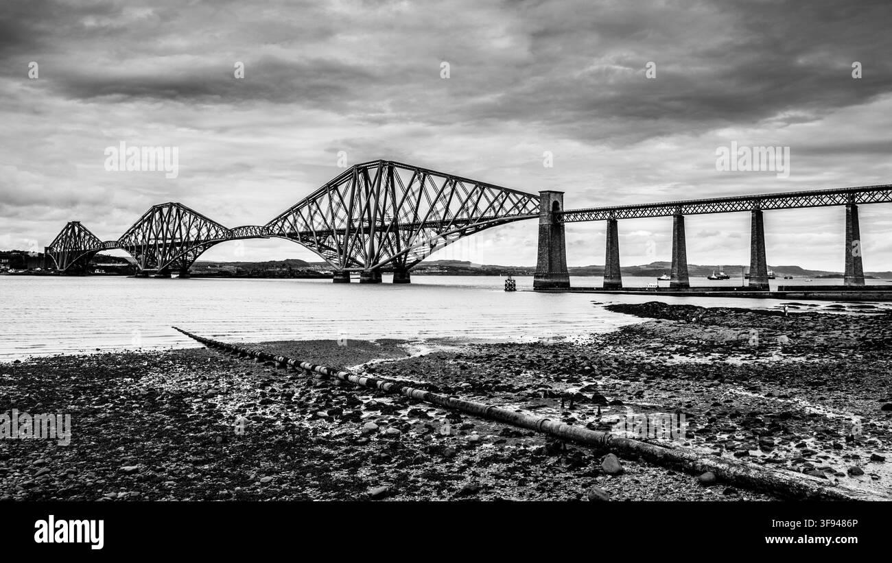 Schwarzweißansicht der Forth Bridge über den Firth of Forth in South Queensferry, Schottland. Stockfoto